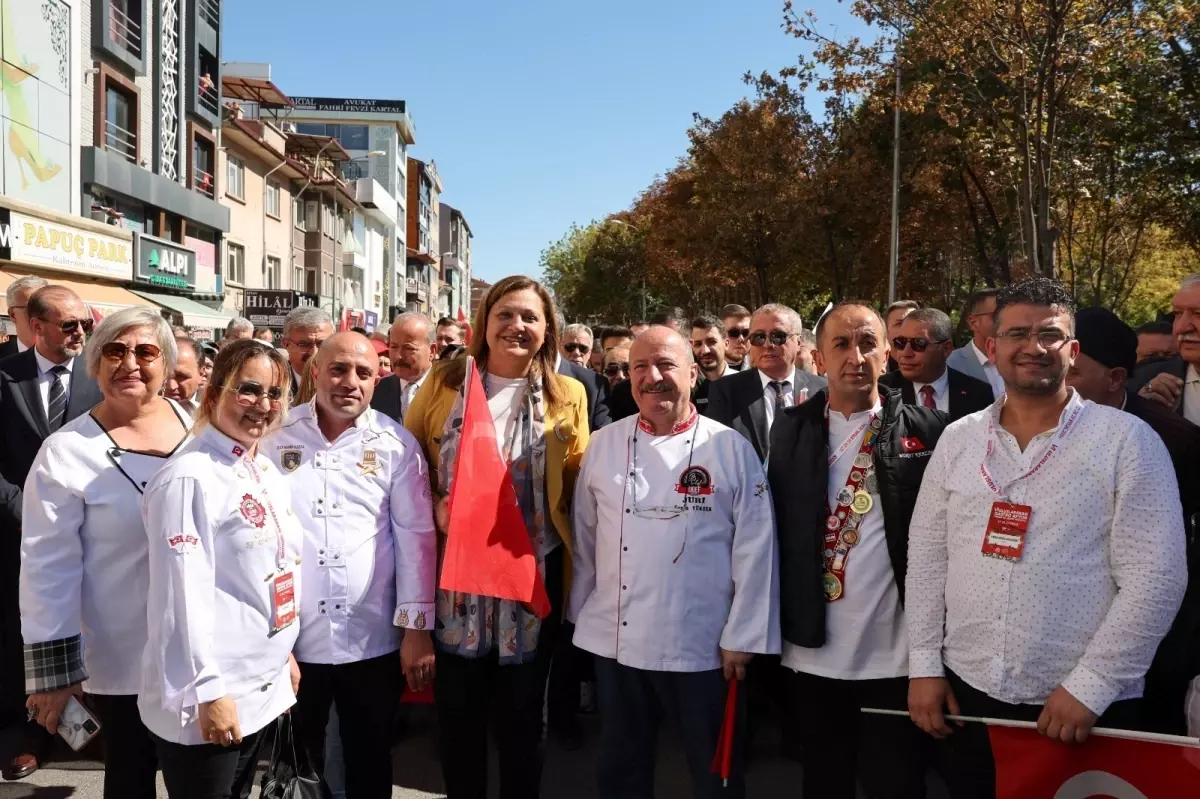 Afyonkarahisar’da 114 Metre Boyunda Lokum ile Guinness Rekoru