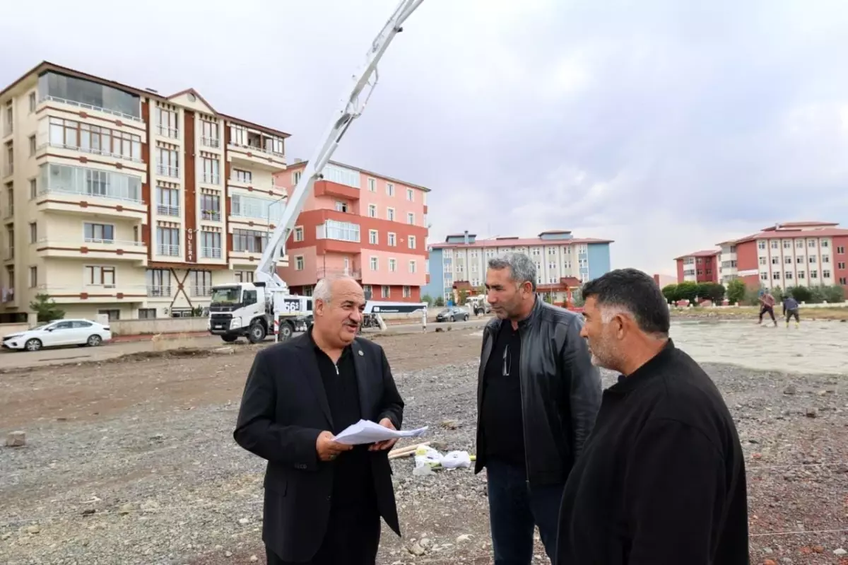 Aziziye’de İlk Kapalı Semt Pazarı ve Otopark İnşaatı Başladı