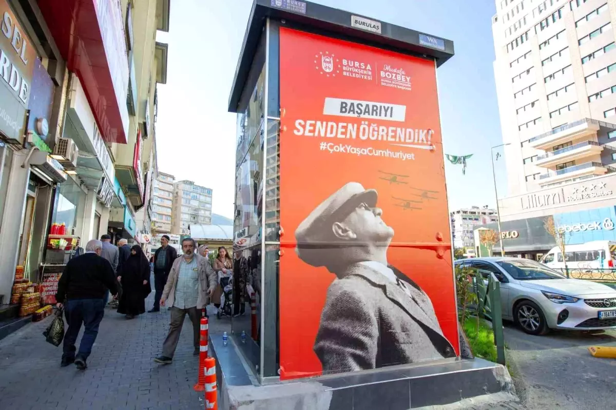 Bursa’da Cumhuriyet Coşkusu ‘Senden Öğrendik’ Temalı Afişlerle Yaşatılıyor