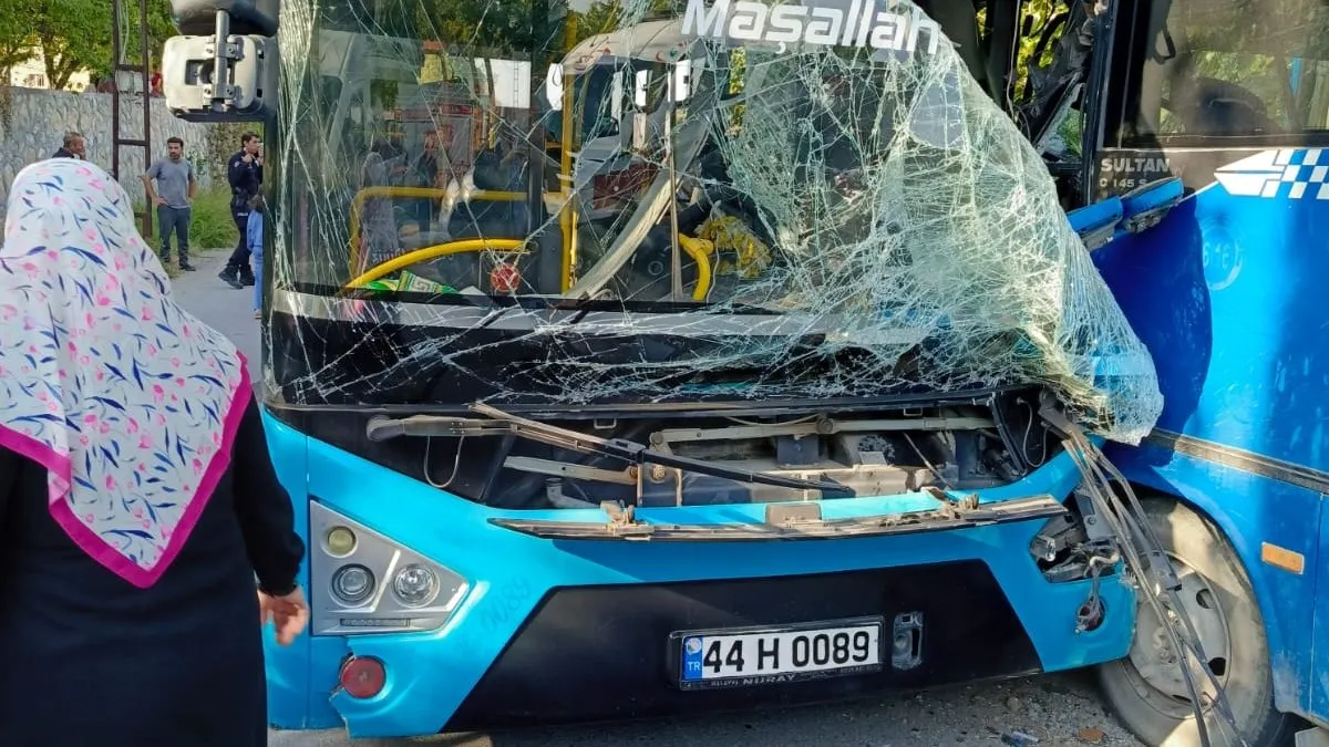 Malatya’da öğrenci servisi ile belediye otobüsü çarpıştı: 24 yaralı