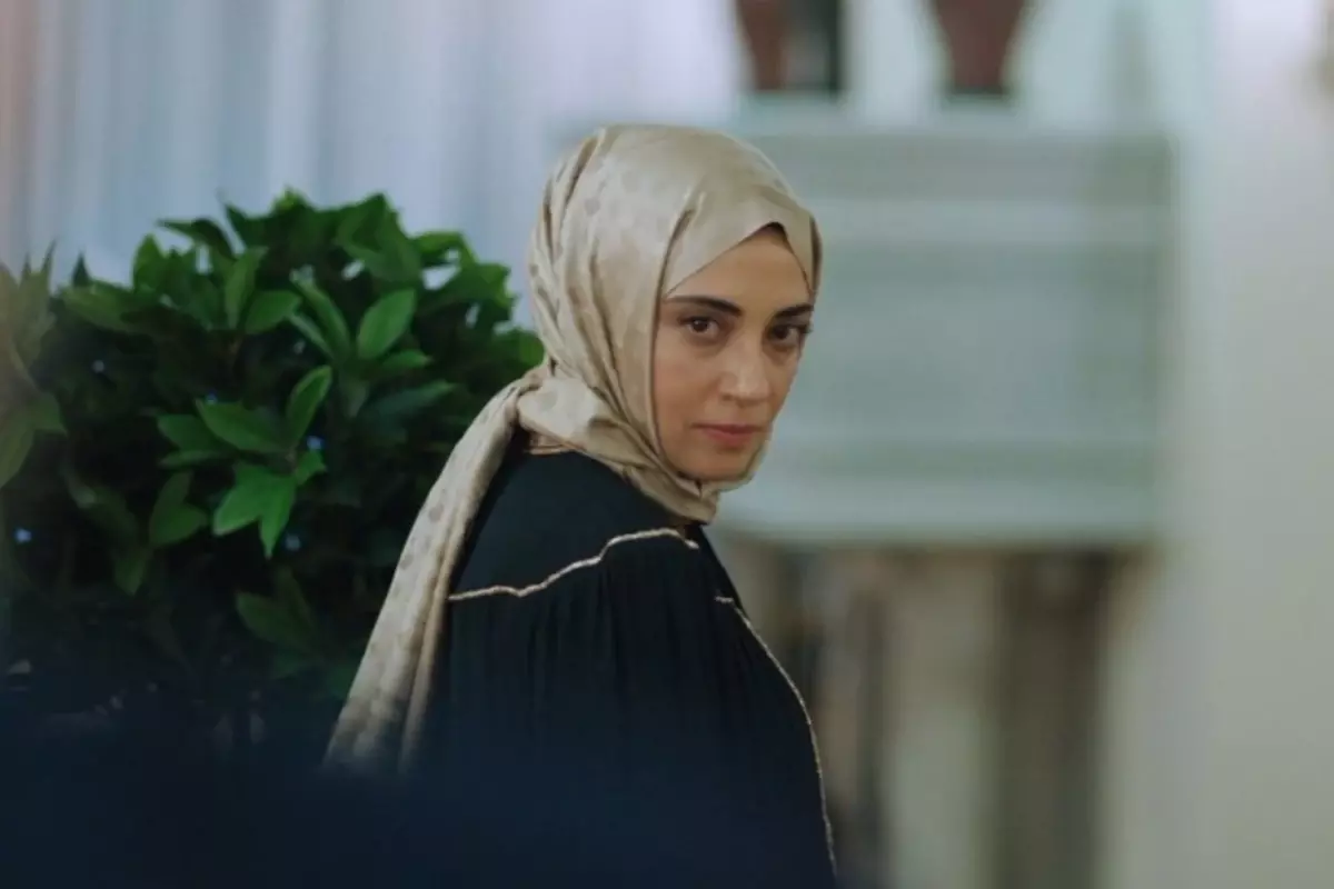 Kızılcık Şerbeti’nin Nursema’sı Ceren Karakoç: Annemin pijamalarını koklayarak uyurdum