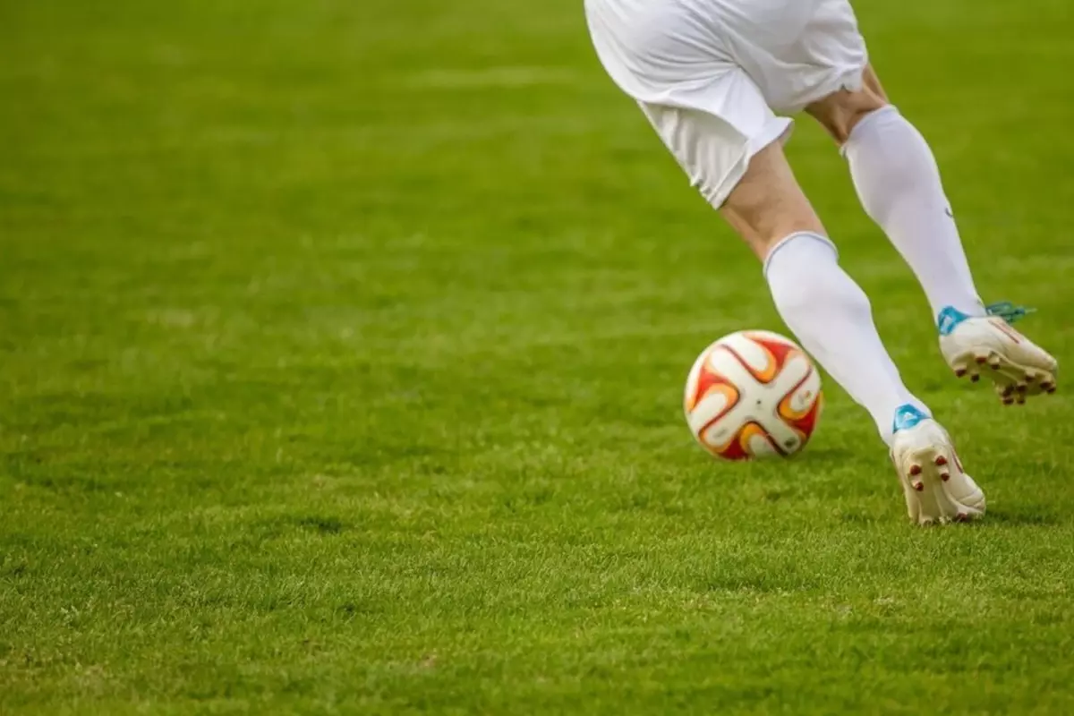 Yıldız futbolcu, küme düşen kulübüyle alay etti