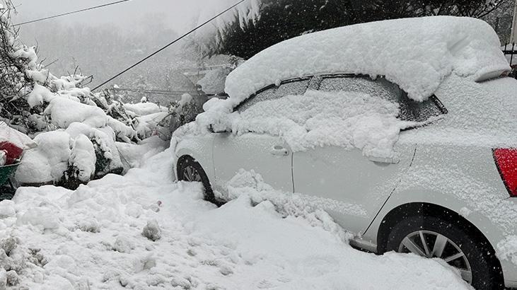İstanbul’un bir ilçesi kara teslim: Sanki sadece buraya yağıyor