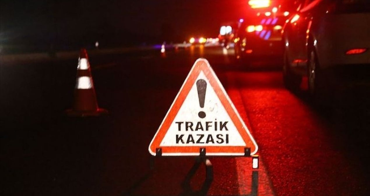 Otomobil park halindeki tıra çarptı, 2 kişi hayatını kaybetti